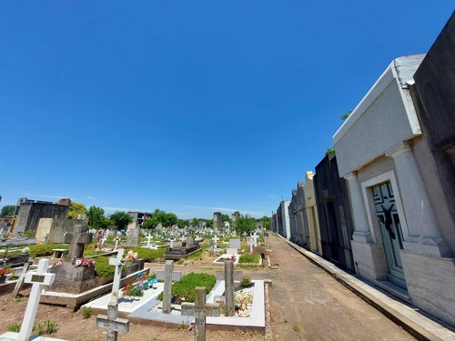 Imagen 3 de 3 de Bóveda En Cementerio De Morón