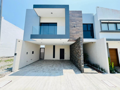 Casa En Venta En Veracruz Con Alberca En Fracc. Lomas De La Rioja En La Riviera Veracruzana.