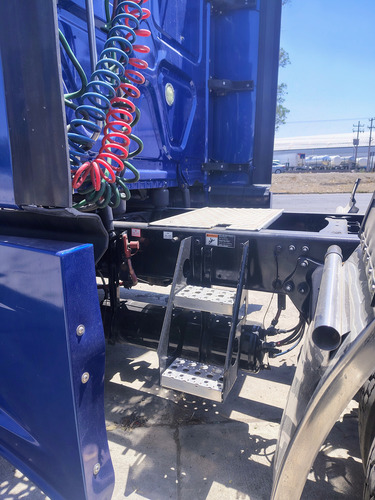 Tractocamión Con Camarote En Gran Forma Para Seguir Trabajan