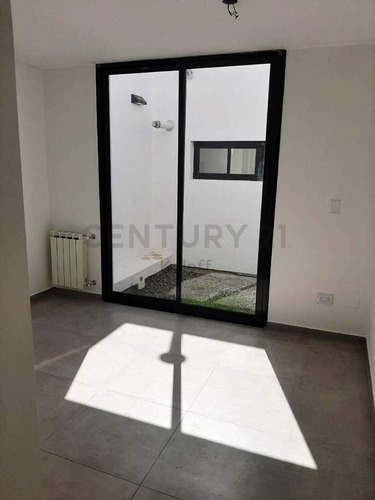 135 Entre 473 Y 474. Casa De Dos Dormitorios En Venta. City Bell