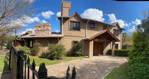 Imagen 1 de 14 de Casa Dos Dormitorios C/parrilla Pileta Cochera, Funes - Guiraldes 2700