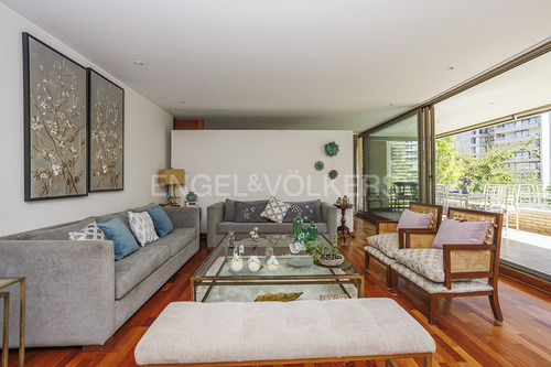 Departamento Con Un Estudio Independiente En El Nivel Calle.