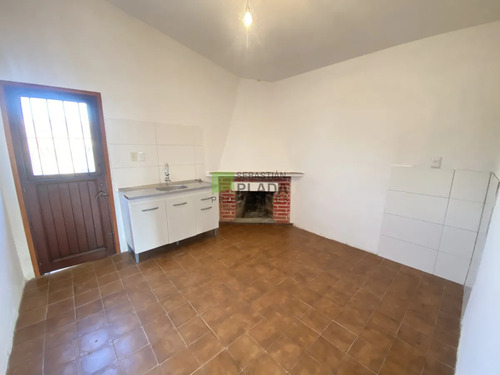 Casa De 2 Dormitorios, Patio Con Entrada Para Auto, En Alquiler En San Carlos