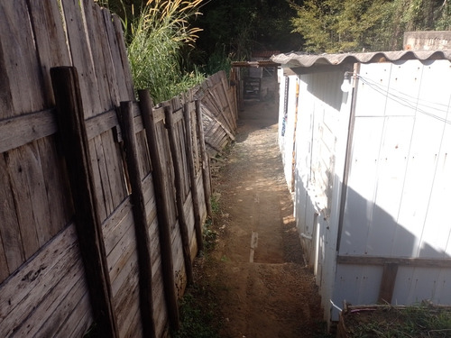 Casa Com Dois Cômodos E Quintal Grande Mais Garagem
