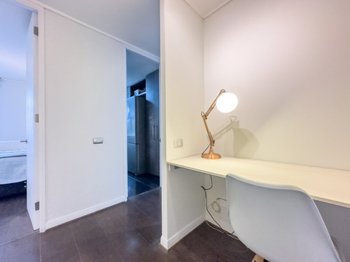 Piso Alto, 2 Dorms + Escritorio, Vista Y Full Amoblado