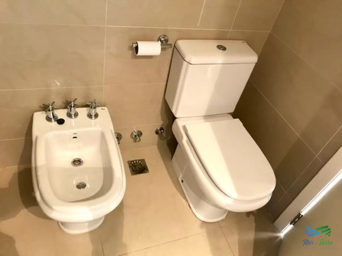Apartamento En Alquiler A Una Cuadra Del Mar (playa Mansa) En Torre Nueva, Con Todos Y Excelentes Servicios .