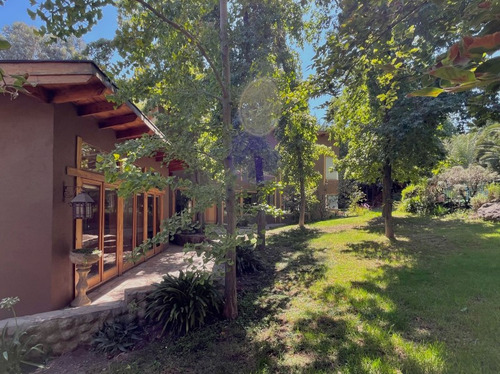 Preciosa Casa En Las Chilcas / Lo Caña