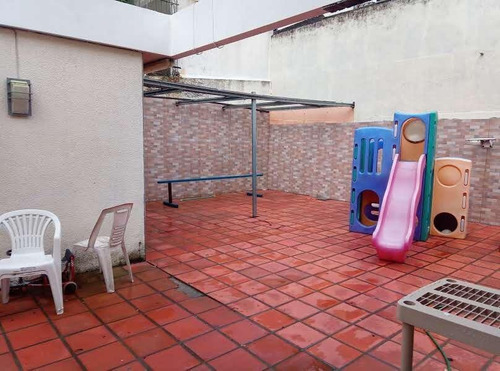 Casa - Pocitos- Venta- 6 Dormitorios- Parrillero- Lavadero- Patio- 6 Baños- Excelente Ubicación.