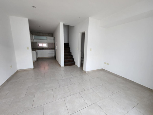 Venta Departamento 2 Dormitorios Duplex Pasillo Patio Exclusivo Dos Baños Arroyito Rosario