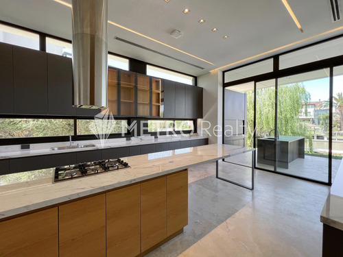 Casa En Venta Con 4 Suites Y Amarra En El Yacht, Nordelta