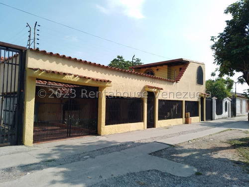 César Bullones Vende Espectacular Casa Residencial Comercial En Av Libertador, Zona Centro, Lara 25-12397