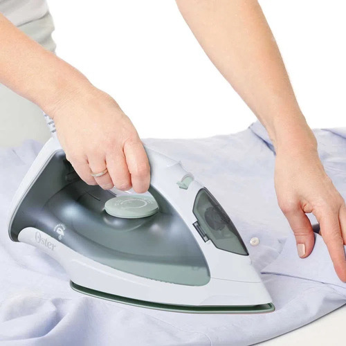 Plancha De Vapor Ligera 1000 W Oster Verde Gcstbs3803013 Color Verde Oscuro