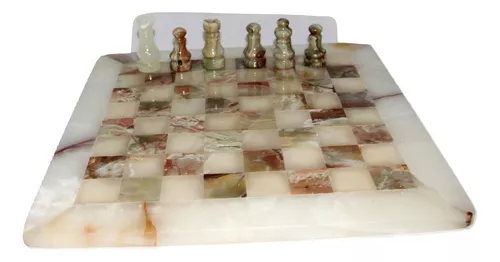Jogo de xadrez em marmore com pedras turquesa e brancas, tabuleiro