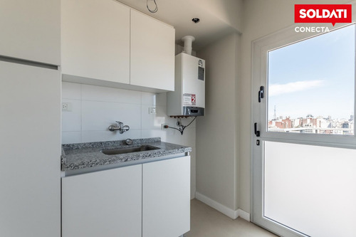 Departamento En Venta De 4 Ambientes En Caballito Con Balcón Y Patio. Excelente Construcción.
