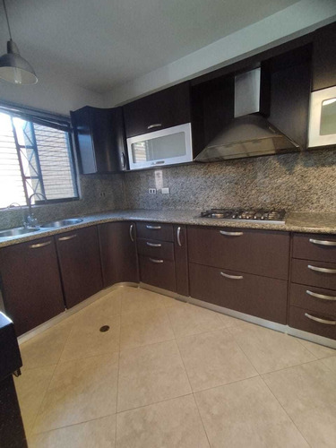 Imagen 3 de 16 de Leal Pérez Vende Townhouse En Mañongo, Res Monte Libano