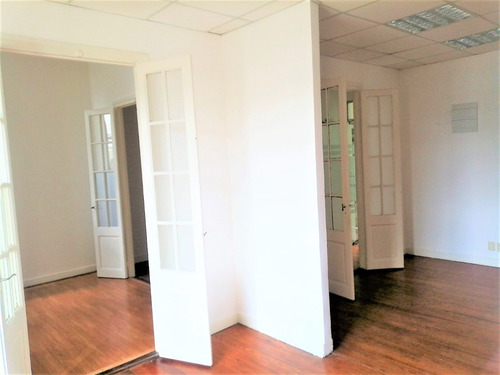 Se Vende Oficina En Ciudad Vieja, Excelente Estado.