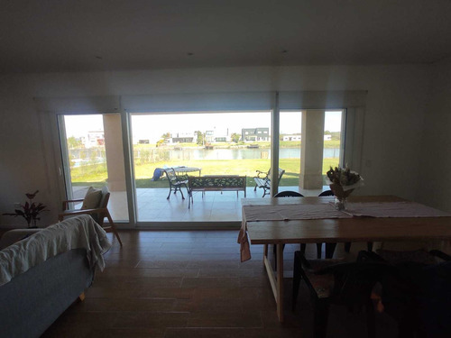 Casa En Venta Con Salida A La Laguna, Estilo Neoclásico. En El Cantón.