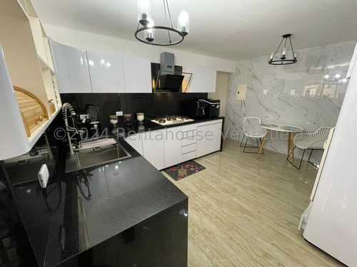 Las Esmeraldas !! En Venta Totalmente Amoblado, Equipado Y Actualizado Hace 3 Meses, 201 M2, 3 Hab., 4 Baños, 2 Pe. Impecable Conjunto Residencial, Piscina, Parrillera, Cancha Tenis, Gimnasio.