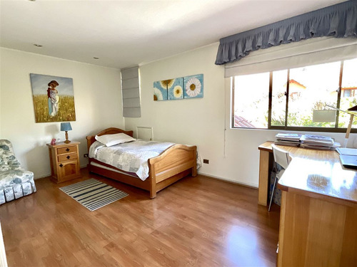 Casa En Venta De 5 Dorm. Condominio En Las Condes