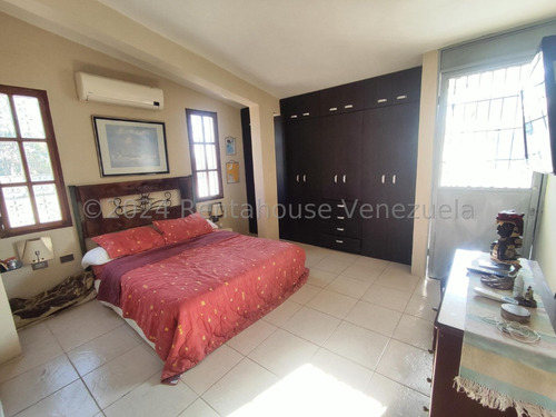 José Trivero Vende Hermosa Casa Ubicada En Excelente Zona De Cabudare, Cuenta Con Tanque Subterraneo