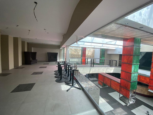 Imagen 5 de 13 de Local Comercial Sobre Julio Verne, A 90 Mts De Parque Lincol