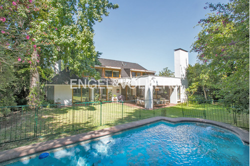 Casa En Venta Los Dominicos Antiguo, Piedra Roja, Pasaje