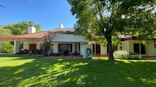 Casa De 3/4 Dormitorios Con Una Excelente Calidad Y Diseño