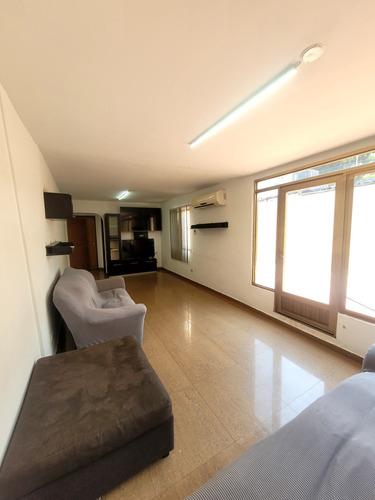 Cómoda Casa De Uso Residencial O Comercial, En Plena Av. Bolívar De Lechería
