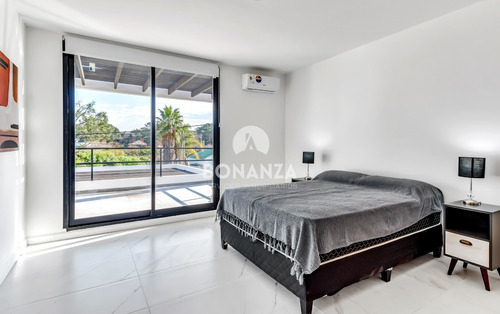Casa En Venta A 50 Metros De La Playa. Piriápolis - Punta Colorada. Piscina 3 Dormitorios, 3 Baños