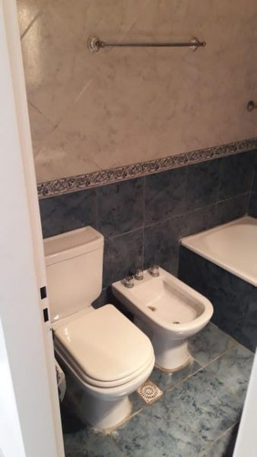 Chalet 5 Ambientes Con Cochera Y Jardin