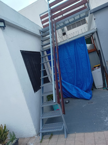 Escalera En Hierro Y Madera Gris