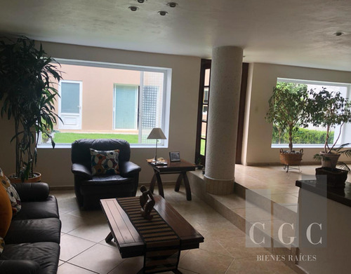 Espaciosa Casa En Venta En Fraccionamiento Cerrado, Frente Al Parque