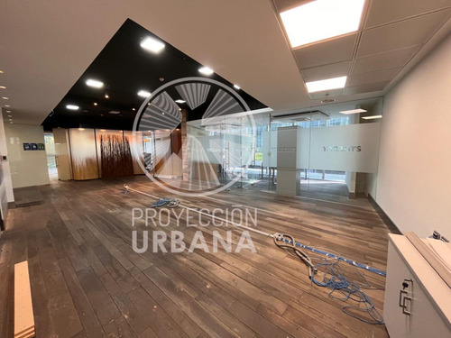 Excelente Oficina Con Terraza, Metro Manquehue, Nlc