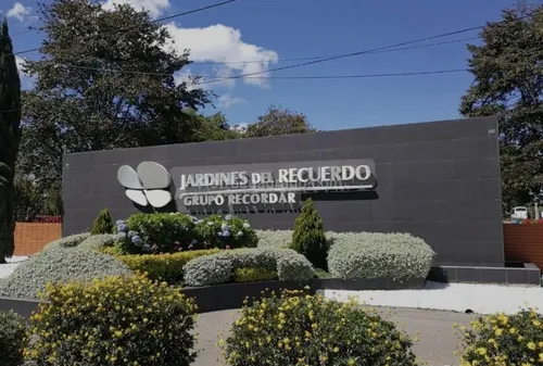 Excelente Lote Doble Jardines Del Recuerdo, En Ubicación Privilegiada, Precio Negociable.