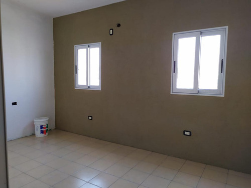 Venta - Casa De Pasillo Con Tres Dormitorios, En Barrio Azcuénaga- Rosario