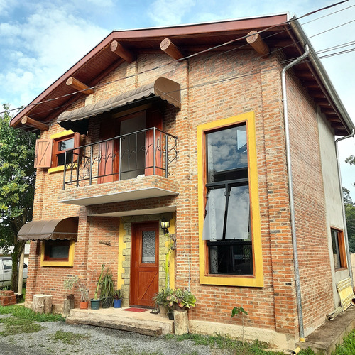 Sobrado Com 2 Quartos, Sala E Cozinha 2 Banheiros 