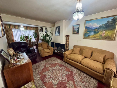 Segura Casa Con Ubicación Privilegiada Calle Barros Arana