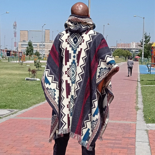 Imagen 5 de 8 de Maxiruana Poncho Hombre Mujer Lana Alpaca Ligera Con Capota