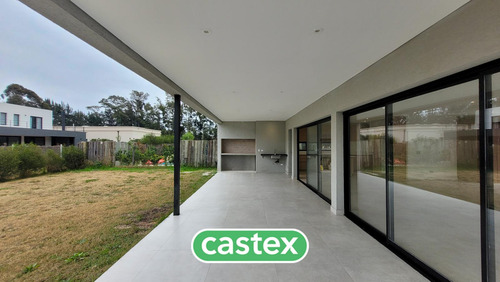 Casa En Venta En El Barrio Cerrado Santo Tomas, Pilar