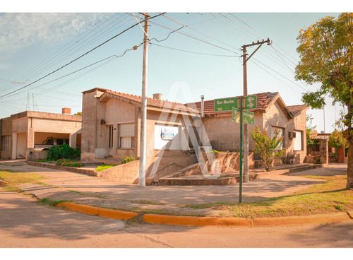 Casa 3 Dormitorios - Cnel. Arnold - San Lorenzo - Esquina