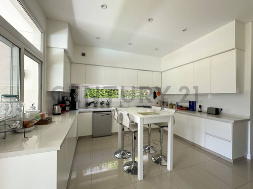 Impecable Casa En Alquiler Amoblado En Cabos Del Lago.