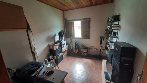Casa Com Aprox. 250mts, 3 Quartos, 2 Salas, Cozinha, Banheiro, Área De Serviço Com Fogão A Lenha, Churrasqueira E Garagem