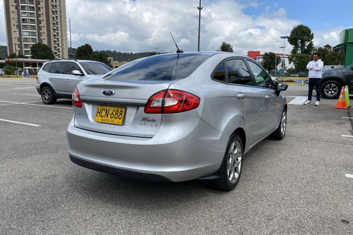 Ford Fiesta 1.6 Sportback Automática