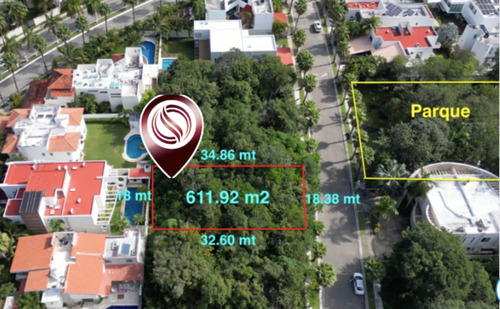 Terreno En Villa Magna Vista Al Parque, Con Cancha De Futbol, Basquetbol Y Area De Juegos Infantiles, Venta En Cancun. 