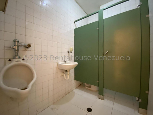 Alquilo Excelente Local Comercial De 1 Solo Nivel Y 1 Solo Ambiente A Pie De Calle Con Fachada Frontal Y Vitrina Directa Al Punto De Tránsito El Rosal !!! Ideal Para Diversos Modelos De Negocio..!!!