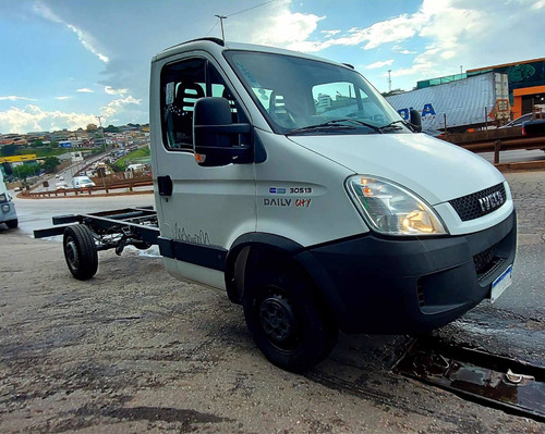 Imagem 2 de 5 de Iveco 30s13 2019 No Chassi Muito Novo 139000 E 152000 C Bau