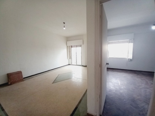 Apartamento Grande Sobre Avenida
