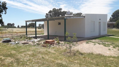Casa En Venta - 2 Dormitorios 1 Baño - Cochera - 1.050mts2 - Bordenave, Puán