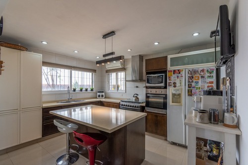 Casa · Venta · 5 Ambientes · Barrio Naon · Mataderos · Piscina · Cochera · Jardín · Playroom