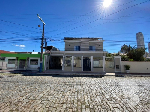 Imagem 1 de 25 de Casa Com 03 Pavimentos, Semi Mobiliada, 03 Suítes, Terraço, Sala De Jogos, Piscina, Churrasqueira, 03 Vagas De Garagem, Centro, Balneário Camboriú, Sc - Ca00056 - 70136947
